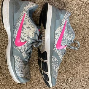 Nike sneakers in gray leopard print size 8